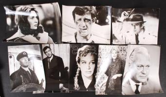 cca 1960-1970 Híres filmszínészekről (Tony Curtis, Jean Paul Belmondo, Robert Redford, Katherine Hepburn, stb.) készült TV fotók, hátoldalon feliratozva, 17x24 és 20x25 cm