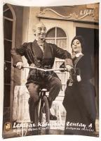 cca 1960 Latabár Kálmán egy jelentben, feliratozva, sarka sérült, MTI fotó, 29x23 cm