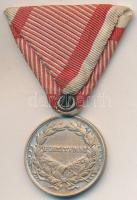 1917. "Károly Arany Vitézségi Érem" aranyozott Br kitüntetés mellszalagon. Szign.: KAUTSCH...