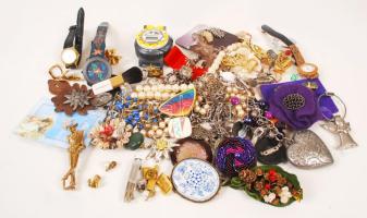 Nagy bizsu tétel, kitűzőkkel, órákkal, nyakláncokkal, fülbevalókkal