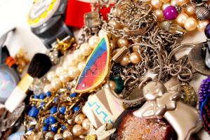 Nagy bizsu tétel, kitűzőkkel, órákkal, nyakláncokkal, fülbevalókkal