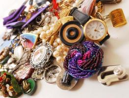 Nagy bizsu tétel, kitűzőkkel, órákkal, nyakláncokkal, fülbevalókkal