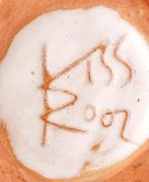 Kiss Roóz Ilona (1920-2010): Figurás gyertyatartó. Festett mázas kerámia, hibátlan, jelzett, m:16 cm