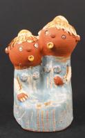Kiss Roóz Ilona (1920-2010): Éneklők. Festett mázas kerámia, hibátlan, jelzett, m:12 cm