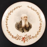 Dísztányér, kézzel festett férfi portréval, jelzett, apró hajszálrepedéssel, kopott, d:26 cm