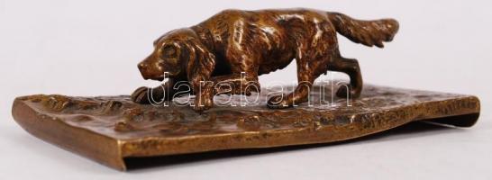 Vadászkutya, réz, réz talapzaton, h:11 cm, m:4 cm