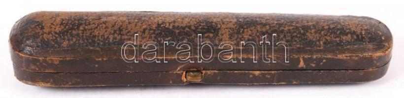 Borostyán végű tajték szipka bőr tokban "Roma" felirattal, h: 10,5 cm