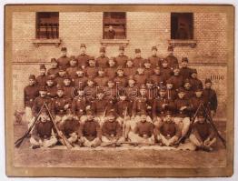 cca 1910 Katonai tabló, kartonra kasírozva, fotó 22x16 cm, karton 18x24 cm