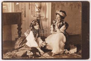 cca 1900 Kártyázás közben, keményhátú fotó, 14x10 cm