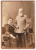 1909 Bécs, Katonatiszt és felesége, keményhátú fotó, hátoldalán feliratozva, 11x15 cm / 1909 Vienna, Austrian officer and his wife, photo, 11x15 cm