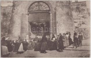Máriaradna, Pilgrims at the statue of Mary