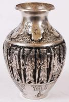 Antik hatású domborműves fém váza, m: 15 cm