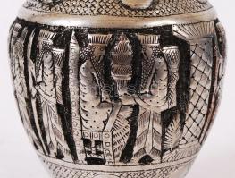 Antik hatású domborműves fém váza, m: 15 cm