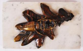 Bronz bogár levélen, márvány alapon, 15x9 cm