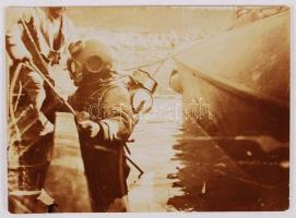 cca 1916 Tengerész búvár merülés előtt, mellette torpedónaszád. Feliratozott fotó / cca 1916 Military scuba diver at a torpedo boat. Photo 11x8 cm