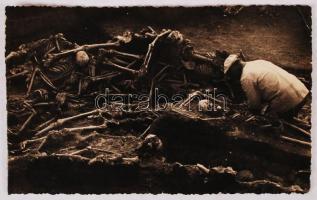 1960 A mohácsi csatamező első feltárt tömegsírja. Ásatások. 16x10 cm