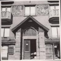 cca 1930-1940 Reich Péter Cornel: Budapest, Szent Imre herce útja 410-es ház homlokzatát Undy Mariska freskói díszítik, pecséttel jelzett, feliratozott vintage épületfotó, 17x17 cm