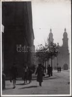 cca 1930-1940 Reich Péter Cornel: Mária Terézia téri templom és a Baross utca, vintage budapesti életkép, pecséttel jelzett, két sarkán hajtásnyom, 24x18 m