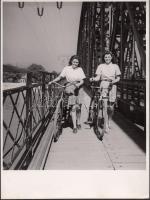 cca 1930-1940 Reich Péter Cornel: Kerékpárral az újpesti vasúti hídon, pecséttel jelzett vintage fotó, képméret 17x20 cm, papírméret 24x18 cm