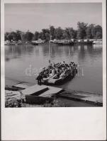 cca 1930-1940 Reich Péter Cornel: Újpestről komp indul a Népszigetre, pecséttel jelzett vintage fotó, képméret 17x17 cm, papírméret 24x18 cm