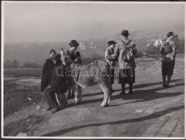 cca 1930-1940 Reich Péter Cornel: Budapest, turistaút Sasad felé, a turista szállító csacsi fuvarra vár, pecséttel jelzett, feliratozott vintage fotó, 17x23 cm
