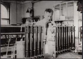 cca 1930 Szent-Györgyi Albert (1893-1986) a laboratóriumban, későbbi nagyítás (cca 1990), 13x18 cm