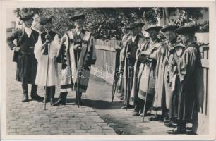 Hortobágy, pusztai élet, a csárda törzsvendégei a csárda előtt, folklór (ragasztónyom / gluemark)