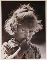 cca 1940 Osoha László: Kis durcás, pecséttel jelzett vintage fotóművészeti alkotás, 16x21 cm