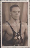1938 Polgáry József (1915-2008) egri birkózó, feliratozott fotólap, 13x8 cm