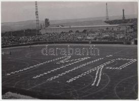 cca 1950-1955 Sportolók formációs gyakorlata a focipályán, 13x18 cm