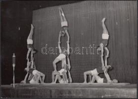cca 1950-1955  Komlós Tibor: Erőgyakorlat a színpadon, pecséttel jelzett vintage sportfotó, 13x18 cm