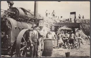 cca 1930-1940 Cséplés gőzgép segítségével, fotólap, 9x14 cm