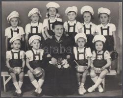 cca 1930-1940 Kis kukták az óvodában, 17x22 cm