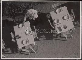 1939 Dr. Csörgeő Tibor (1869-1968): Ebédidőben, jelzetlen vintage fotó a szerző hagyatékából, 8x11 cm