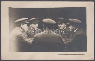 cca 1910-1920 Ping-pang műterem (Budapest): Trükkös felvétel tükrök segítségével, egy expozícióval többféle nézetben mutatja be a lefényképezett személyt, fotólap, 9x14 cm
