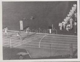 1953 Beliczay Pál: Futóverseny, versenyzők és bírák a célvonalnál, 9x12 cm
