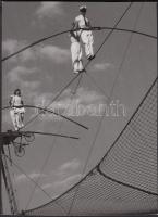 cca 1930-1940 Légtornászok, jelzetlen vintage fotó, 17x13 cm