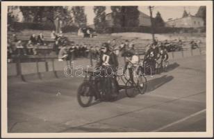 cca 1920-1930 Kerékpáros gyorsulási verseny motoros felvezetőkkel segítve, fotólap, 9x13,5 cm