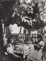 cca 1950 Kotnyek Antal (1921-1990): Vasárnapi ebéd a lugasban, jelzetlen vintage életkép a szerző hagyatékából, 18x24 cm