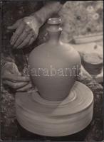 cca 1950 Falus Károly: Korongozás, pecséttel jelzett vintage fotó, 12x9 cm