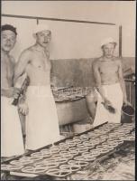 cca 1930 Pékinasok perecet készítenek, 13x10 cm