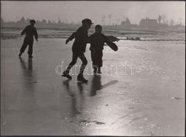 cca 1950 Pongrácz Pálné (Cegléd): Jégen, tanyasi gyerekek csúszkálnak, feliratozott vintage fotóművészeti alkotás, 16x22 cm