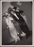 cca 1930-1940 Annamarie Heinrich: Magyar lokál táncosok Buenos Aires-ben, pecséttel jelzett vintage fotó, 16x11 cm