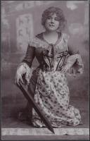 cca 1900-1905 Az öntudatra ébredt nők élharcosa: cigi a szájban, a cerka kézben tartva, osztatlan hátoldalú fotólap, 14x9 cm