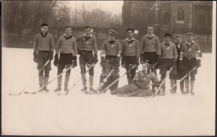 1928 Pobuda Alfréd(1876-1942): Hoki csapat a városligeti műjégpályán, pecséttel jelzett, feliratozott vintage sportfotó, 11x17 cm