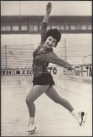 cca 1971 Almássy Zsuzsa műkorcsolyázó, feliratozott fotó, 13x8,5 cm