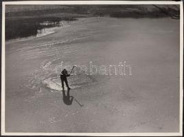 cca 1950 Jégvágó, jelzetlen vintage fotóművészeti alkotás, 17x23 cm