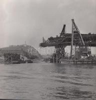 1951-1952 Kotnyek Antal (1921-1990): A németek által felrobbantott Petőfi híd újjáépítése, jelzetlen vintage riportfotó, a szerző hagyatékából, 18x18 cm