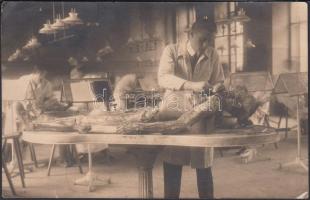 1923 Orvostanhallgatók boncteremben, boncasztalnál, képeslap méretű fénykép, 8,5x14 cm