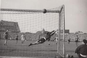 cca 1954 Komlós Tibor: Magyarország – Uruguay labdarúgó mérkőzés egy jelenete, pecséttel jelzett, feliratozott vintage sportfotó, 12x18 cm